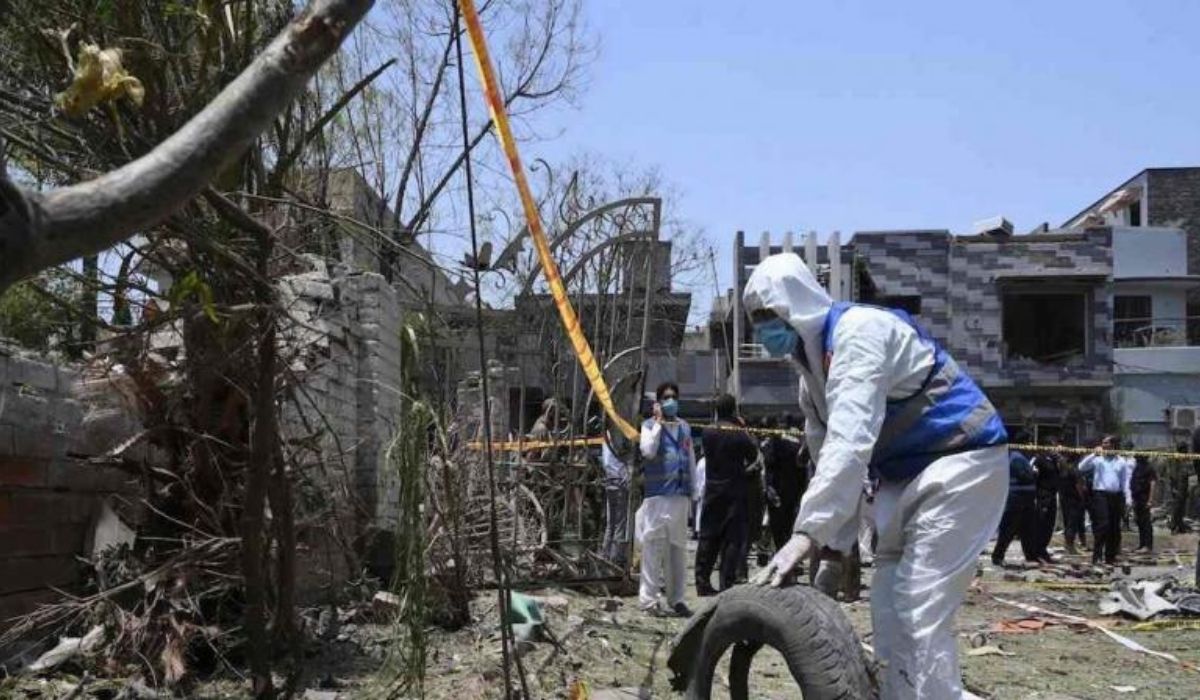 Pakistan bus blast kills 13